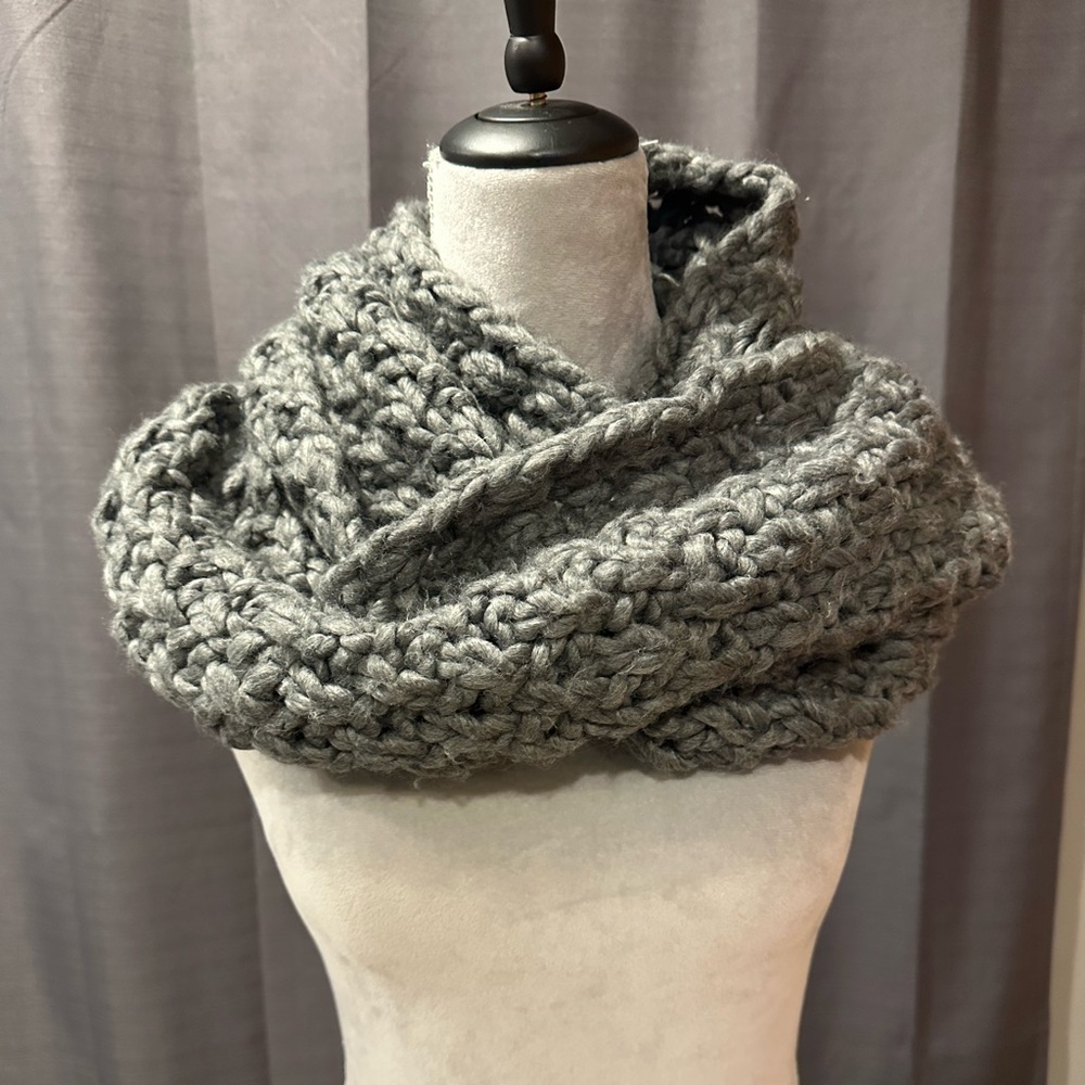 Old navy scarf and hat set- grey